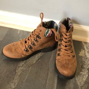 Brown suède boots with cuff